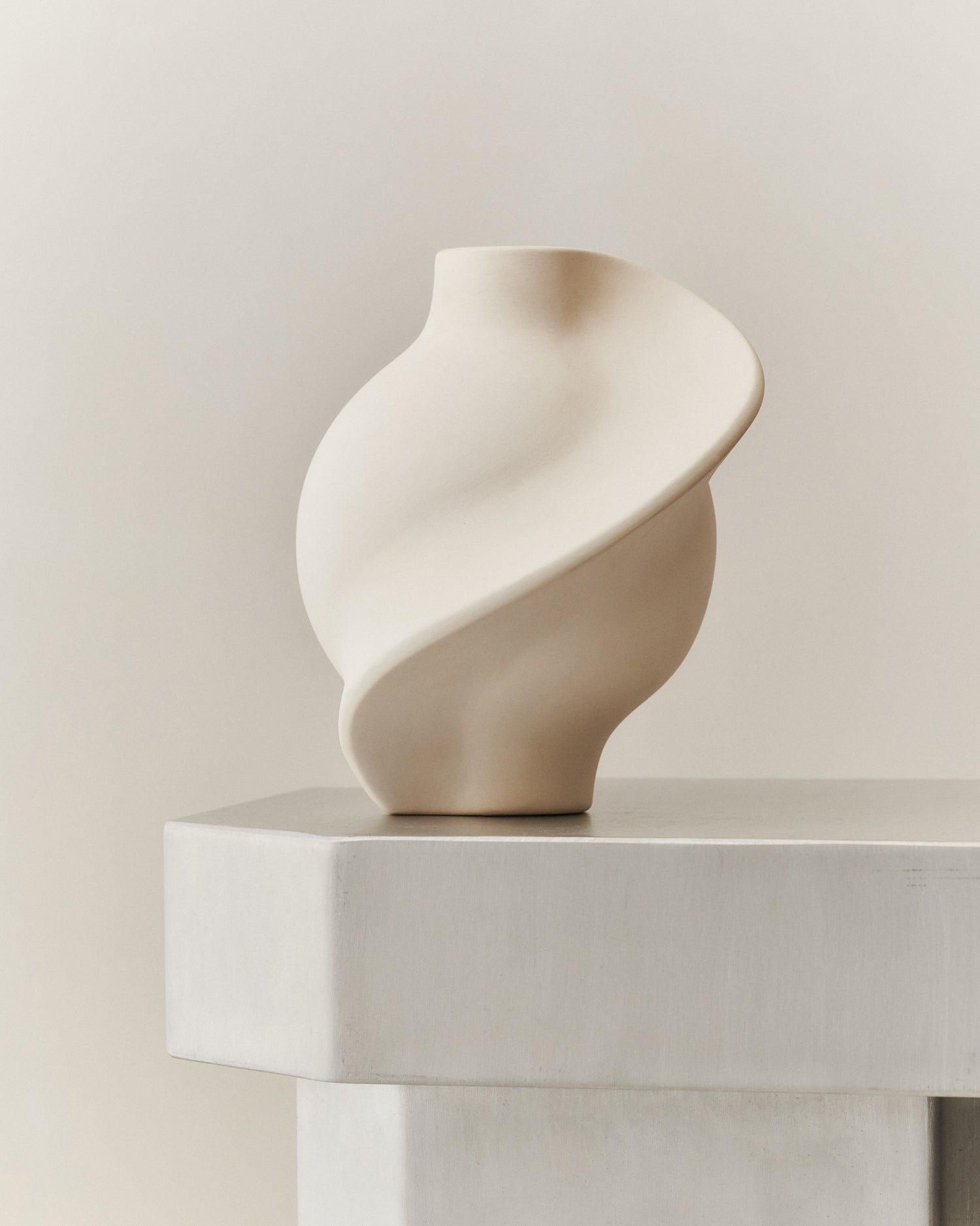 Pirout Vase 02 Raw White