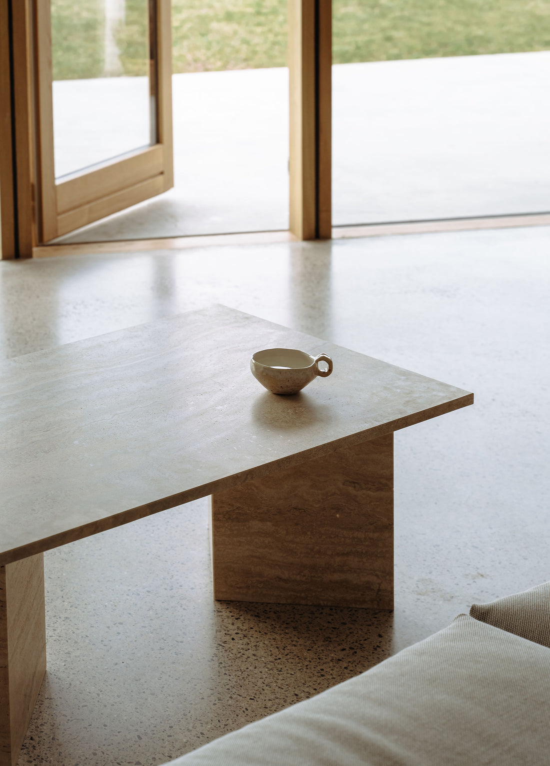 Konkylie Travertin Sofabord